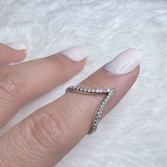 V paved diamond ring - Picture 3 of 8